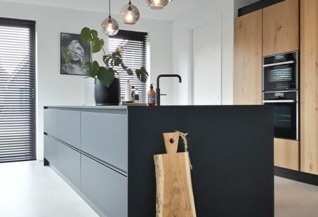 binnenkijken bij huisindebocht - Heerlijk groot keukeneiland met eindeloze opbergruimte . Hart van het huis