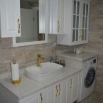 Banyo, Altın renk ile dekorasyon, Banyo dolabı, Banyo tezgahı, Banyo aynası, Tezgah üstü lavabo