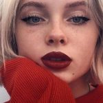 Não tem nada mais satisfatório para uma viciada em makes & beauty, que encontrar itens de maquiagem barata para comprar online. Ah, e se os produtinhos forem de marcas de confiança, de qualidade e vendidos em sites com ótimas facilidades de compra e pagamento… bom, aí é melhor ainda, né? 🙂 Fiz algumas pesquisas e me deparei com tanta make maravilhosa, que não resisti em dividir alguns itens por aqui. São nada menos que 150 produtos de maquiagem até R$50. Olha só!
