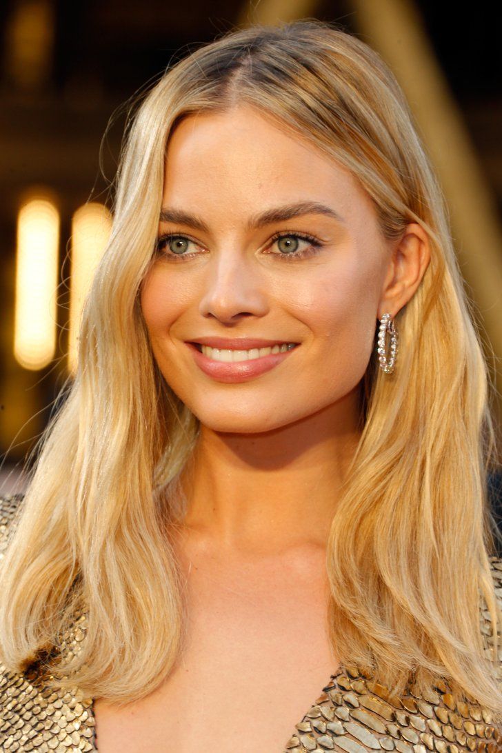 Pin for Later: The Last Thing You'll Want to Do Is Miss These Stunning Oscars Jewels Margot Robbie Wearing Forevermark earrings.