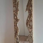 Très beau miroir de recup très artistique réalisé entièrement a partir de rondelle de bois flotté coupé manuellement les une après les autres pour pouvoir réalisé cette forme originale faite de vague et de courbe. Le miroir donne l impression d être pris a l intérieur de tout ces