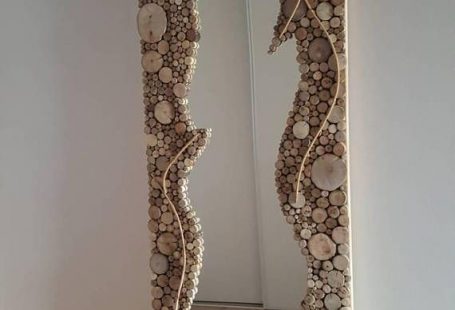 Très beau miroir de recup très artistique réalisé entièrement a partir de rondelle de bois flotté coupé manuellement les une après les autres pour pouvoir réalisé cette forme originale faite de vague et de courbe. Le miroir donne l impression d être pris a l intérieur de tout ces
