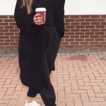 Mode femme tenue confortable casual avec un jogging noir un long manteau noir