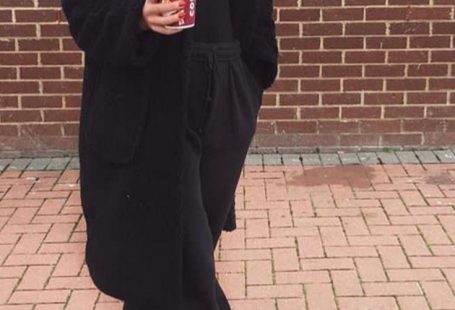 Mode femme tenue confortable casual avec un jogging noir un long manteau noir