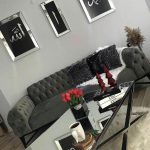 Salon, Modern stil, Gri, Kapitoneli koltuk, Aynalı mobilya, Kırlent, Aksesuar, Sehpa üstü aksesuarı, Ayna çerçeve, Duvar dekorasyon, Post halı, çiçek aranjmanı, Metal ayaklı sehpa