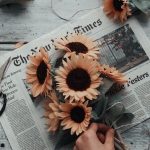 Orange Blumen, Sonnenblumen in einem Blumenstrauß auf einer Zeitung, Foto des Swagmädchens? #auf #Blumen #Blumenstrauß #des #einem