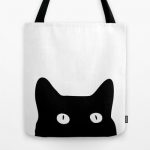 Se você ama costurar e adora gatinhos, esse post é especialmente para você! Aqui você poderá se inspirar em algumas peças fofinhas de gatinhos. Nesse post você encontra desde máscara de dormir em formato de orelhas de gatinho, bolsas criativa com desenho de gato, pesinho de porta e outros. Vamos lá? Bolsa com gatinho 3D:…