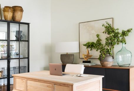 Office design with beautiful decor #office #interiordesign by Studio McGee