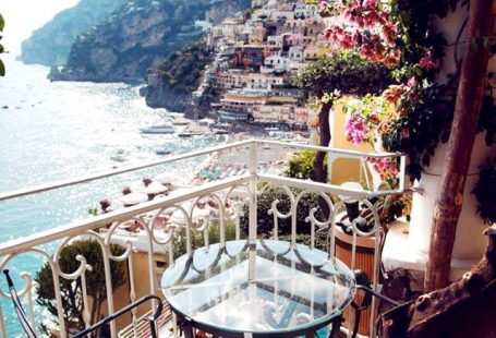 The Amalfi Coast (Italy) and its built terraces are as beautiful as Cinque Terre. In Amalfi Coast is possible to enjoy views like these, in the town of Positano. Terraces dressed up with colourful buildings and sea views. A great bet for summer.