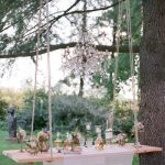 Eine hängende Whisky-Bar Schaukel bei der Hochzeit! Was für eine geniale Idee - einfach ein Holzbrett an zwei langen Seilen wie eine Art Schauekl aufhängen, Tischdecke drauf und edle Karaffen und Blumen - fertig ist die Whiskey-Bar! #hochzeit #schaukel #whiskybar - via Style Me Pretty