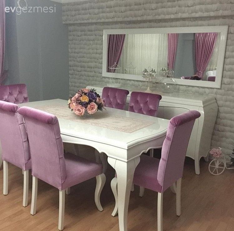 Derya hanımın klasik stile, sıcak renk paletiyle zarif bir hava kattığı evinde, mobilyalardaki pembe ve beyaz uyumu pembeyi dengelemede en başarılı renklerden olan gri duvarlar ile tamamlanmış. Mob...