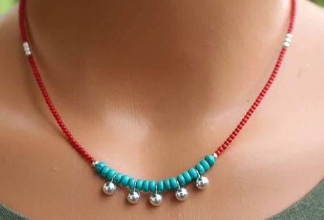 Türkis und rot Coral Halskette, Boho Chic Türkis Halskette, Boho-Stil-Perlenkette, rot und Blau Halskette, Koralle und Silber Halskette Kanal Ihre innere Boho-Schönheit mit dieser Kette von Tam Davis! Leuchtende rote Korallen zusammen mit Sterling Silberperlen Linie der Seiten dieser