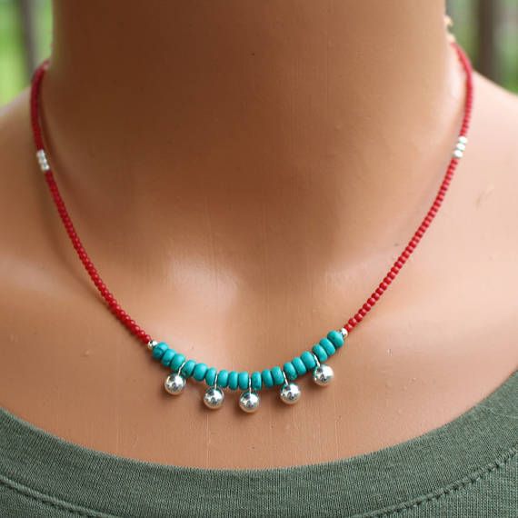 Türkis und rot Coral Halskette, Boho Chic Türkis Halskette, Boho-Stil-Perlenkette, rot und Blau Halskette, Koralle und Silber Halskette Kanal Ihre innere Boho-Schönheit mit dieser Kette von Tam Davis! Leuchtende rote Korallen zusammen mit Sterling Silberperlen Linie der Seiten dieser