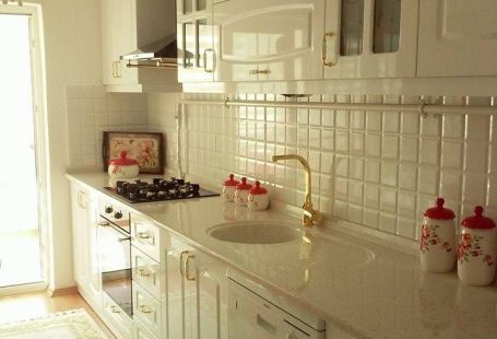 Beyaz mutfaklar, modern veya country stil, parlak veya mat fark etmeksizin son dönemin en popüler seçimleri.. Aydınlık ve ferah görünümünün yanında, dekoratif objelerle uyum sağlamanın ve küçük değişi...