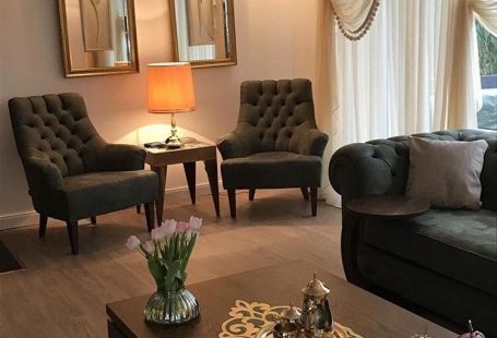 Yer üstü aydınlatmaları ile huzur verici bir ortam yakalanmış. Şık abajur ve aplikler alana loş ve sıcak bir görünüm katıyor. Ev sahibimiz, sevdiği tabloları yine üzerinde aplikler ile ön plana çıkarmış.