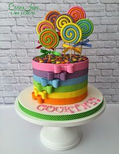 SPOTLIGHT INTERVIEW: LORNA JANE CAKE DESIGNS  Beautiful cakes need to be photographed beautifully, and so once again it was the quality of this baker/ cake decorator