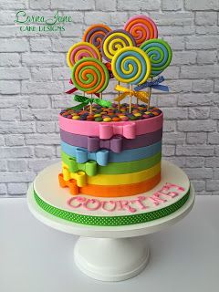 SPOTLIGHT INTERVIEW: LORNA JANE CAKE DESIGNS  Beautiful cakes need to be photographed beautifully, and so once again it was the quality of this baker/ cake decorator's photographs that captured my attention. But pictures aside, as you'll see, Lorna's cakes are exquisite creations in themselves.