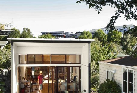 Studio for an Artist is a minimal studio located in Napier, New Zealand, and designed by Ashley Cox Architect.