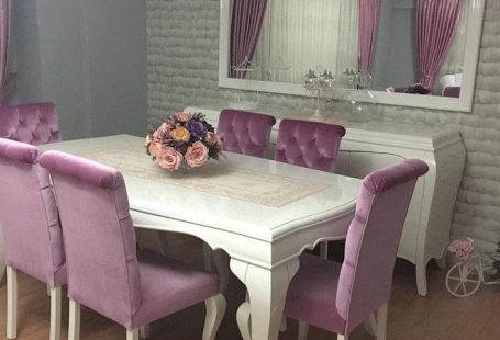 Derya hanımın klasik stile, sıcak renk paletiyle zarif bir hava kattığı evinde, mobilyalardaki pembe ve beyaz uyumu pembeyi dengelemede en başarılı renklerden olan gri duvarlar ile tamamlanmış. Mob...