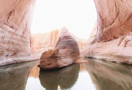 Take a look at the 17 most beautiful lakes in the USA to feed your wanderlust and feel inspired.
