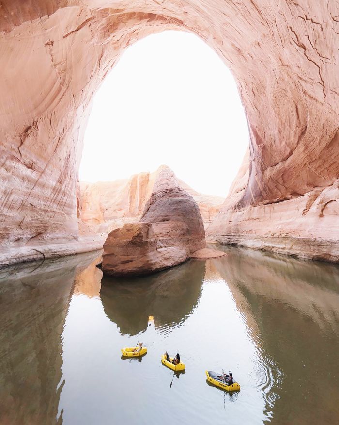 Take a look at the 17 most beautiful lakes in the USA to feed your wanderlust and feel inspired.
