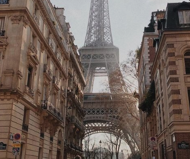 Top 8 ideas for photos in Paris The best way to discover any city is to get lost in it and walk around, falling accidentally on secret gems and nice corners. But what to do if you don