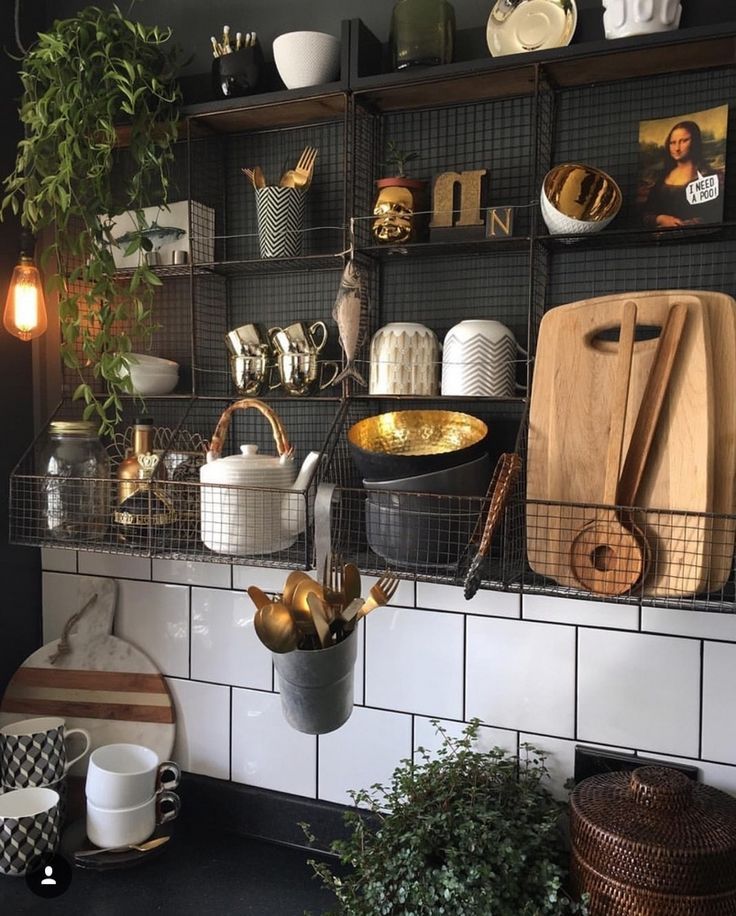 UN LIEU DIFFÉRENT... ACCUMULATIONS SUR MURS NOIRS - #ACCUMULATIONS #DIFFÉRENT #LIEU #murs #NOIRS 