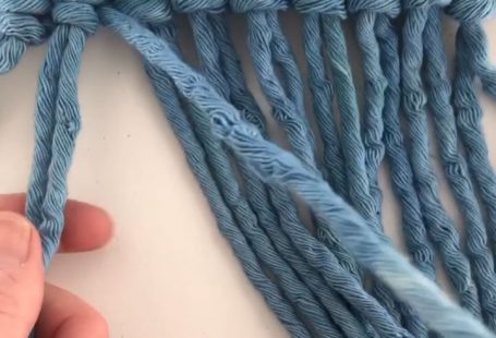 Macrame vertical clove hitch knots. The knots stack onto each other like a pack of lifesavers. So beautiful!