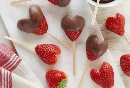 Verwandeln Sie Ihre Erdbeeren in nur 5 Minuten in wunderschöne Herzen mit Schokoladenüberzug ... - #Erdbeeren #Herzen #Ihre #Minuten #mit