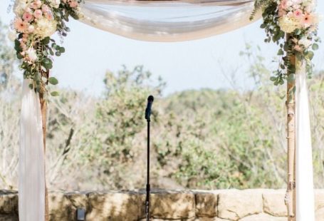 Romantische backdrop met draperie, bloemen en prachtig uitzicht over de tuin
