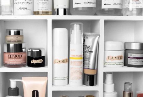 Best Facial Cleansing Oils / Beauty Shelfie #shelfie #beauty.#skincare #tatcha #dermalogica #kiehls / Instagram: