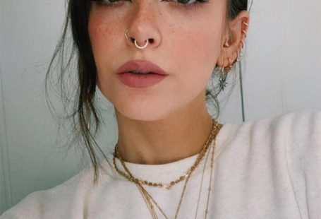 How to Fake Freckles with Makeup: Faux Freckles Tips - Glowsly #makeup #beautytips #beauty #freckles Women