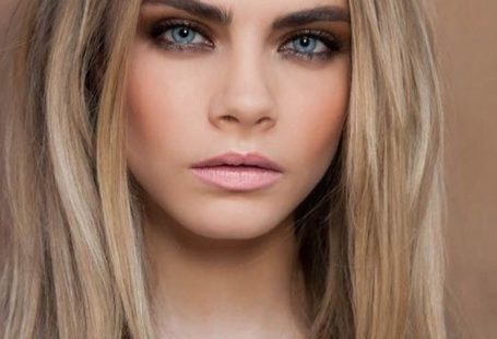 dunkelblonde Haare   ein schönes glattes Haar, Mädchen mit blauen Augen und dezentes Make up