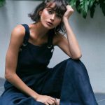 ein blaues Jumpsuit, mittellange Haare, halbfreie Frisur, große Ohrringe, Frisuren ausprobieren