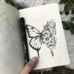 Idée tatouage homme, le plus beau tatou pour un homme moderne, papillon avec un aile fleurie et un aile ordinaire, artistique sketch de papillon pour tatouage