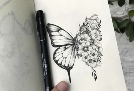 Idée tatouage homme, le plus beau tatou pour un homme moderne, papillon avec un aile fleurie et un aile ordinaire, artistique sketch de papillon pour tatouage