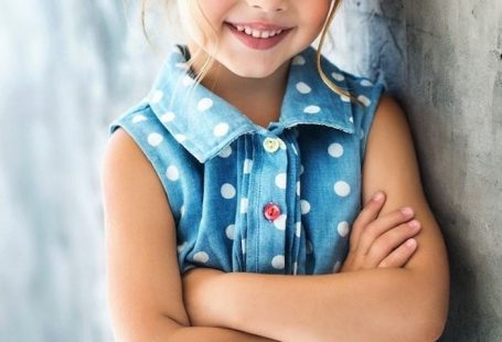 Haarkranz flechten, echte Blumen im Haar, blaues Kleid mit gelbem Gürtel, blonde Haare und blaue Augen