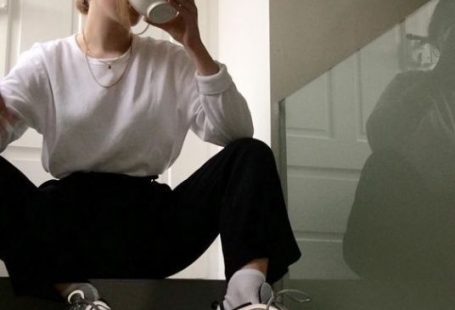 10 Chic Athleisure Outfits For The Cold Weather - Society19