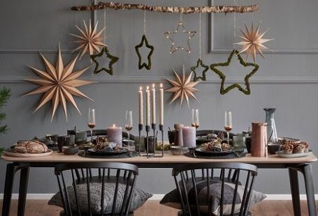 So funktioniert der Look »Nordische Weihnacht«: God Jul! Der Scandi-Style verleiht jeder Weihnachtstafel moderne Eleganz. Für ein stimmungsvolles Festessen im nordischen Stil ist klares, reduziertes Design genauso wichtig wie kuschelige Felle, Kissen & viele viele Kerzen, die für Gemütlichkeit sorgen. So wirkt auch die angesagte Farb-Kombi aus Schwarz, hellem Holz und Kupfertönen cool aber nicht kühl! // Esszimmer Weihnachten Skandinavisch Deko Ideen #Esszimme