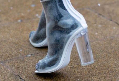 Transparant boots are a very populair item nowadays. They are attractive and eye-catching, but how do you combine these beauties? We created a inspirational couple looks!