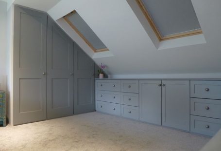 Ingebouwde kasten gebouwd in Loftumbau. Lade-elementen in Shaker-stijl en laden. Trek de ophangrails naar buiten. -...