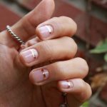 Manucures minimalistes : des bandes dorées horizontales