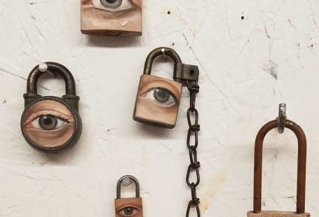 This Artist Finds Old Stuff That Others Threw Away And Transforms It Into Amazing Art