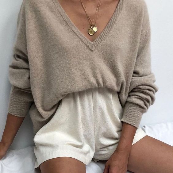 Here's The Perfect Summer Capsule Wardrobe List + Summer Outfit Ideas | Plan your summer essentials and never run out of style. From minimal looks to edgy outfits. Click to read and get plenty of outfit ideias for every women and a free capsule planner.