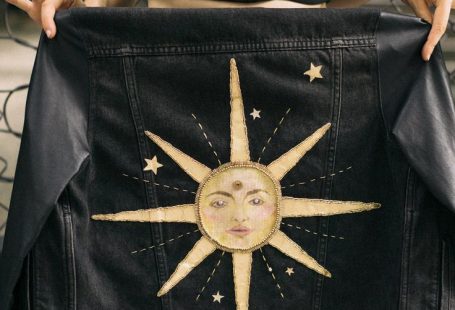 Zachary saved to streichen(AUSVERKAUFT) Handbemalte und bestickte Upcycling-Jacke