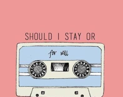 Wallpapers de serie Stranger things; fondo de pantalla para celular de casette que Jonathan le regala a Will, should i stay or should I go? de The clash