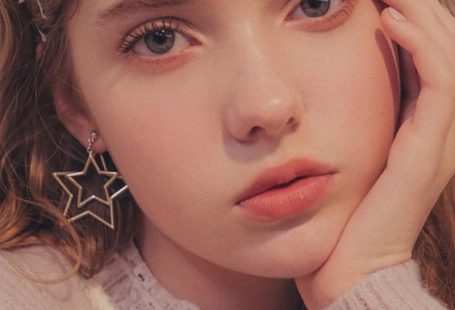 Korean Beauty tends to heart-eye emoji a handful of tried-and-true ingredients such as niacinamide, hyaluronic acid, vitamin C, and centella asiatica. You might have noticed one ingredient that doesn’t get quite as much attention, though. That’d be retinol, a derivative of vitamin A.