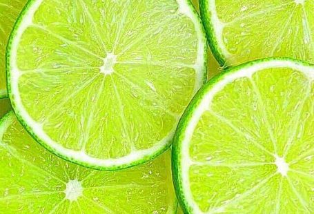 What are the 14 health benefits of key limes? Click here to view. #alkalinefoodshoppinglist #alkalinediet #veganrecipes #vegandiet