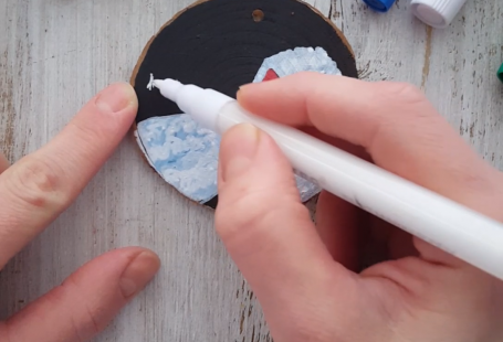 Cool idea for wood slice painting. Creative idea with wood slice illustration. Enjoy our video tutorial created with Artistro paint pens. AT ARTISTRO, WE BELIEVE THERE IS AN ARTIST IN EVERYONE, AND it is our passion to bring out beauty, art, CREATIVITY & A SPIRIT OF PLAY IN EVERY ONE OF OUR CUSTOMERS.