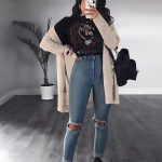 Ripped Jeans With Long Cardigan #longcardigan #rippedjeans ★ Edgy grunge style from the 90s to inspire your street style. #grungestyle #grungeoutfits